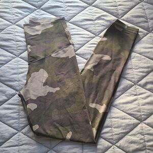 Offline by Aerie Camo Leggings Size M Real Me 7/8 Hi-Rise High Waisted Yoga Soft